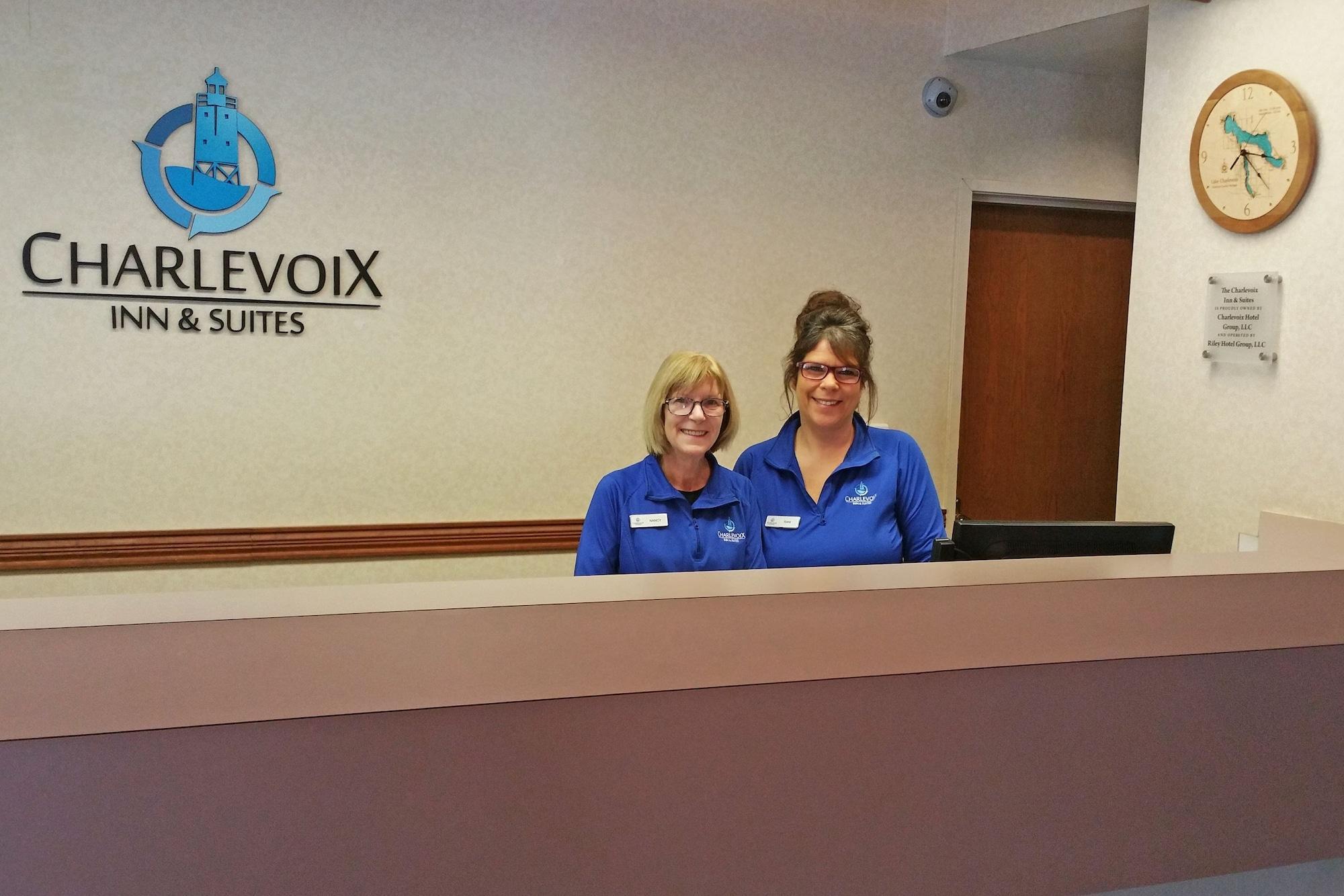 Charlevoix Inn & Suites Surestay Collection By Best Western Exterior foto