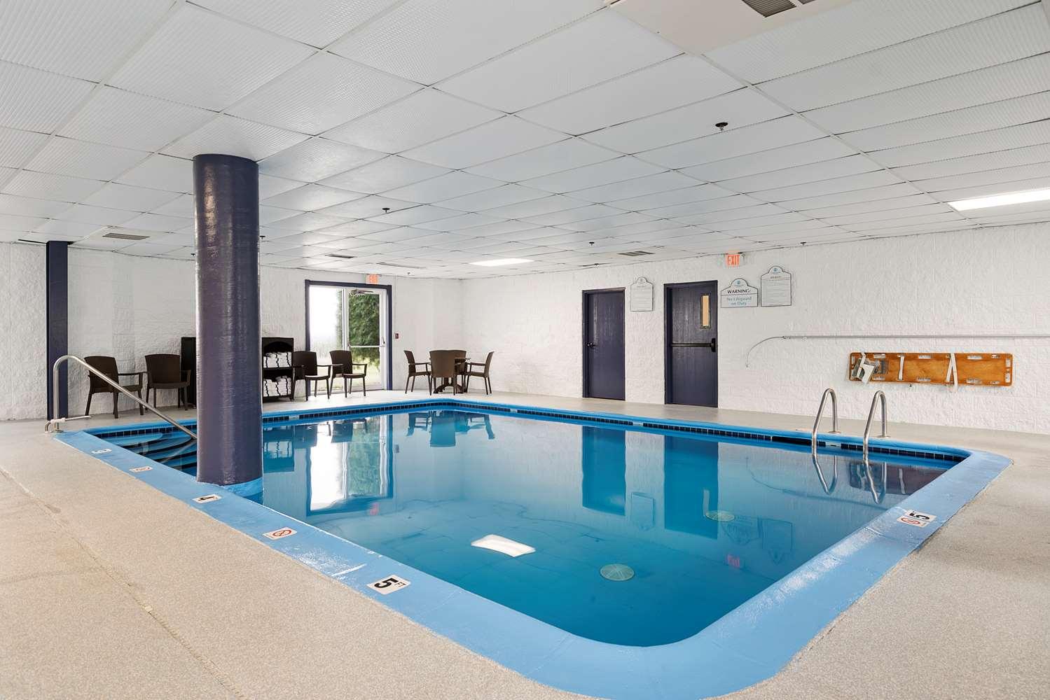 Charlevoix Inn & Suites Surestay Collection By Best Western Exterior foto
