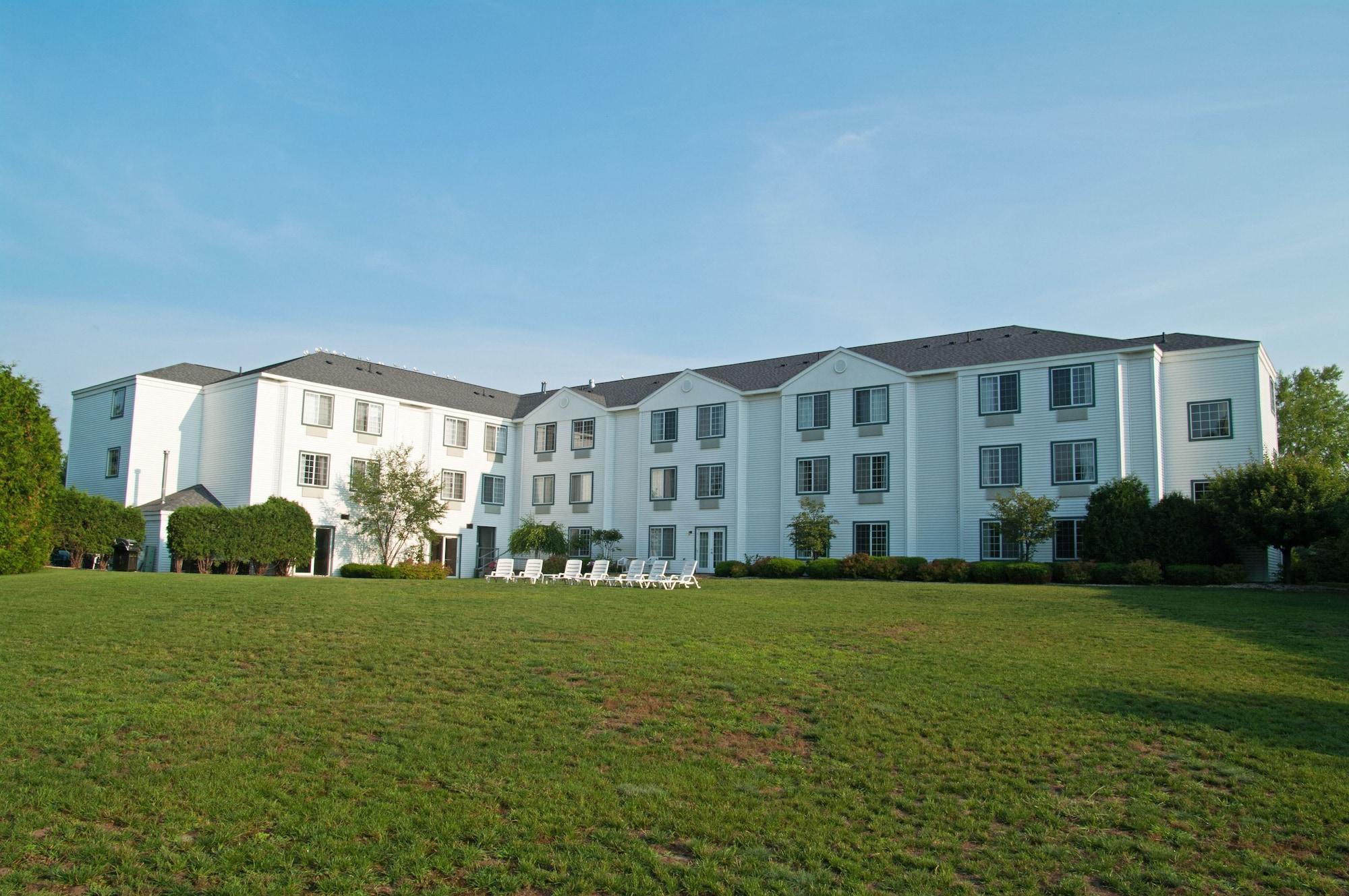 Charlevoix Inn & Suites Surestay Collection By Best Western Exterior foto